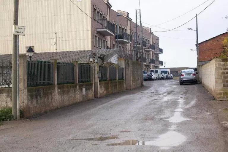 Nou paviment per millorar el carrer Indústria d'Anglesola