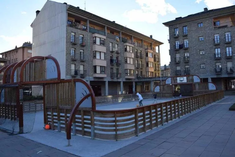 Veïns de la Seu reclamen eliminar una pista poliesportiva per incivisme