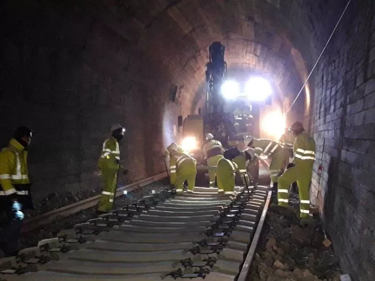Treballs les 24 hores per renovar 4,5 quilòmetres de la línia de la Pobla