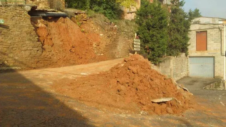 Inverteixen 30.800 € a reparar el mur que va tallar l’accés a la Clua