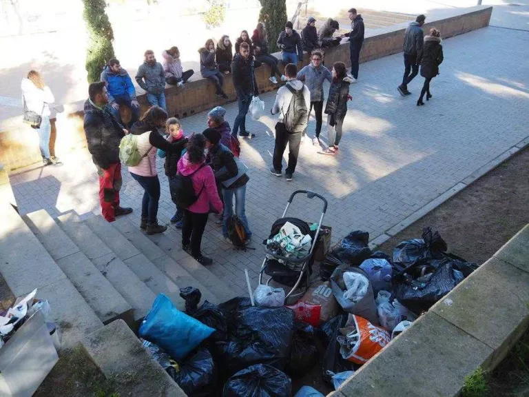 Una ONG recull plàstics i xeringues al parc de Santa Cecília