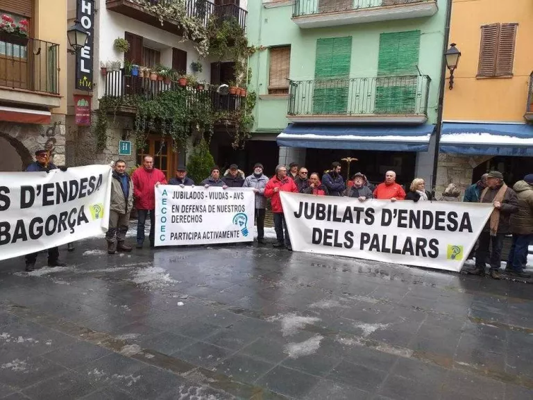 Més de cent jubilats d'Endesa protesten al Pont de Suert