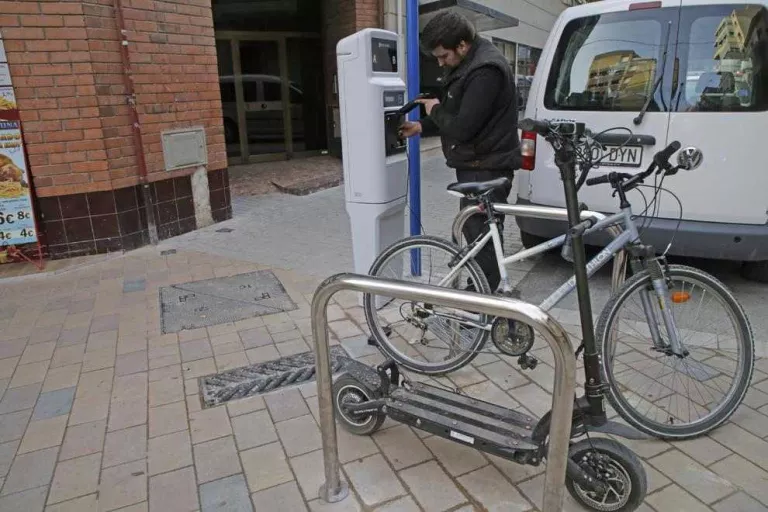 Primers punts de recàrrega per a bicis i patinets elèctrics