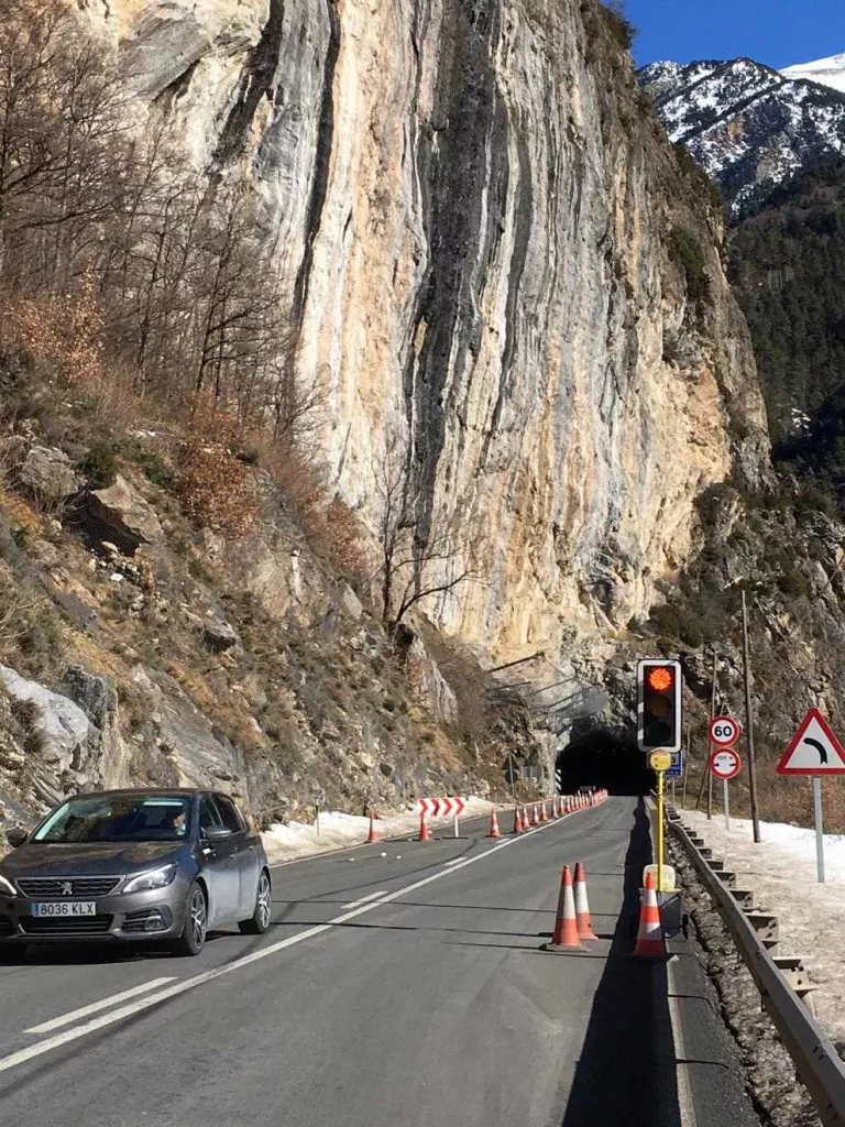 Un dels semàfors que regula el pas alternatiu a l’N-230 al municipi de Montanui.