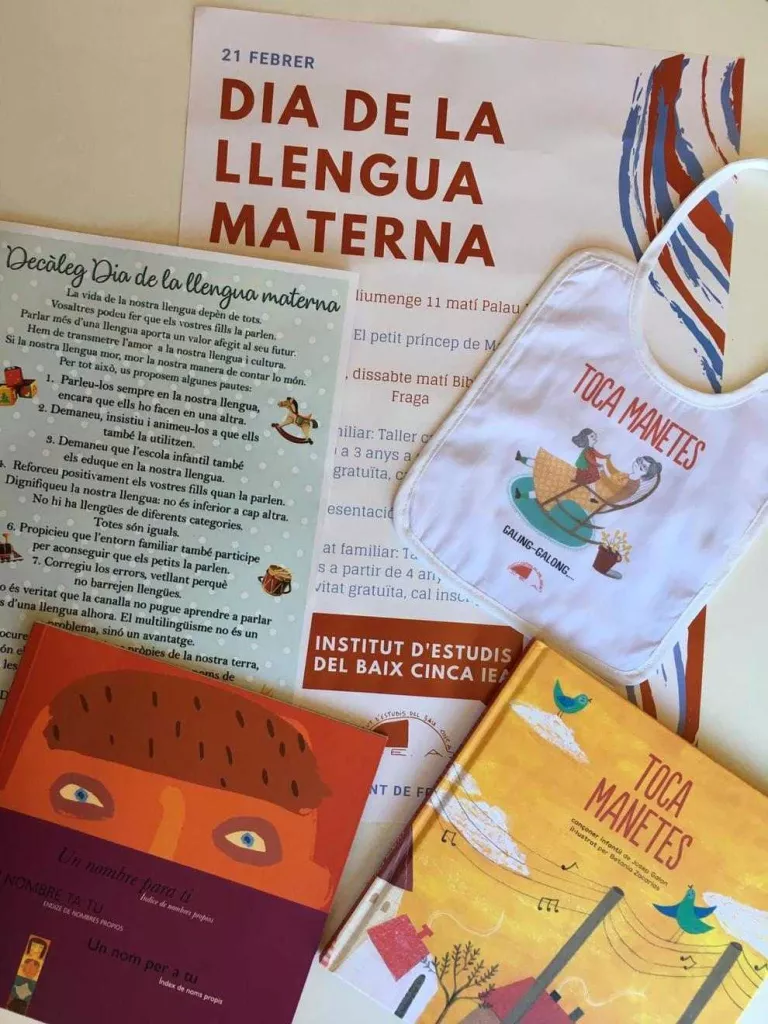Regalen canastretes de nadó a Fraga per potenciar l'ús del català