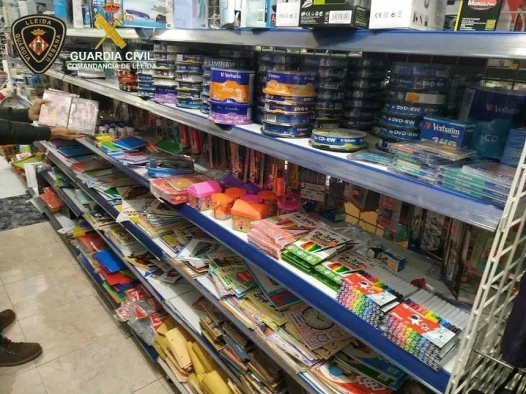 Multat per vendre DVD de sexe explícit a la seua botiga a Lleida