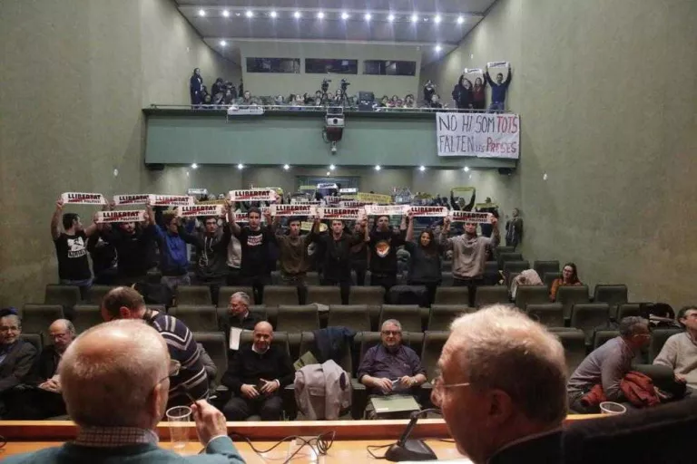 La UdL aprova per gran majoria reclamar l’alliberament dels presos