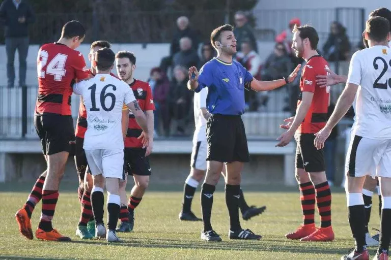 Diversos jugadors discuteixen després d’una falta assenyalada pel col·legiat Galera Ferrer