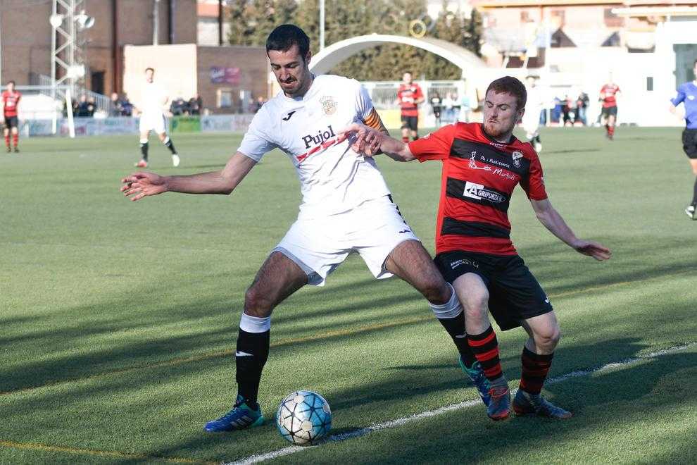 Diversos jugadors discuteixen després d’una falta assenyalada pel col·legiat Galera Ferrer