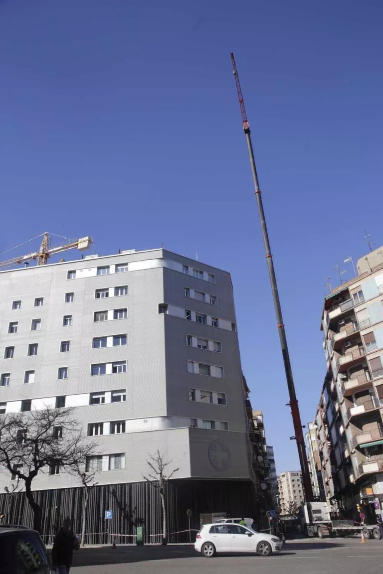 Instal·len una grua per portar a terme les obres de la Clínica de Ponent