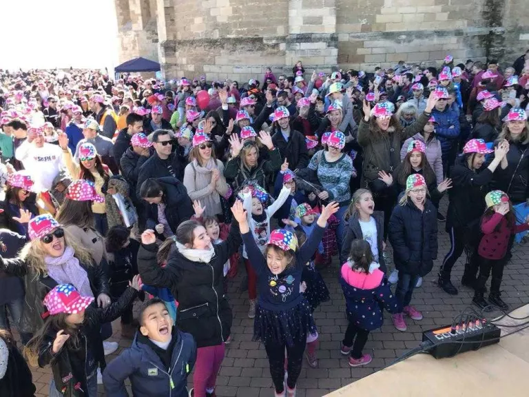 Unes 6.000 persones es posen la gorra per conscienciar sobre càncer infantil