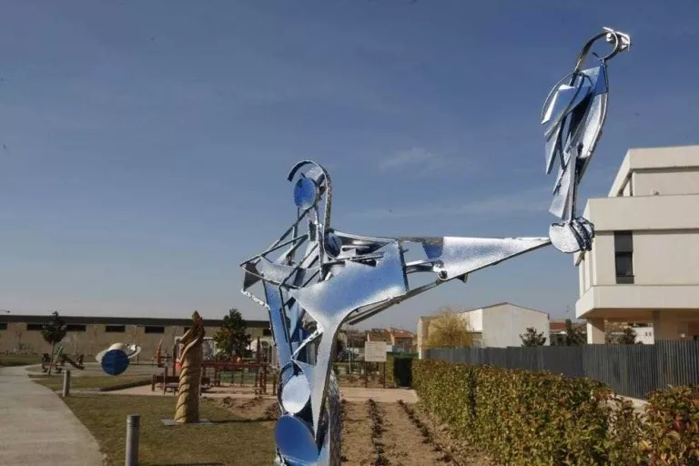 Almacelles estrena “parc escultòric” amb dotze peces que renovarà cada any