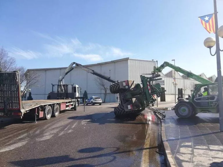 Tallada dos hores la C-14 a l'entrada de Tàrrega al bolcar un tractor
