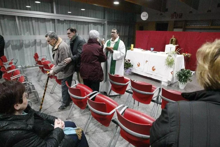 Missa al local social d'Alpicat i polèmica al tancar el temple