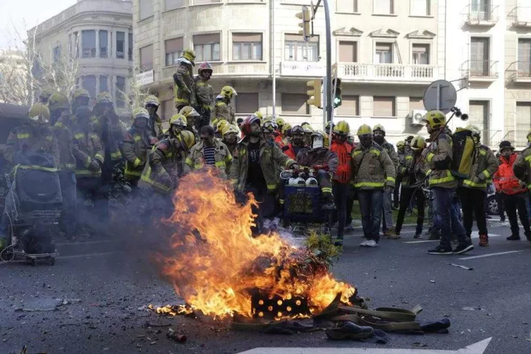 Cinc-cents bombers de tot Catalunya porten el seu clam als carrers de Lleida