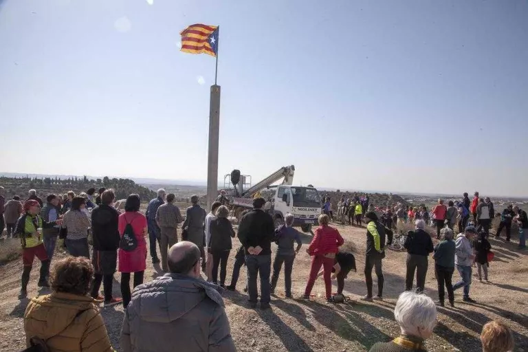 Estelada reforçada a dotze metres d'altura