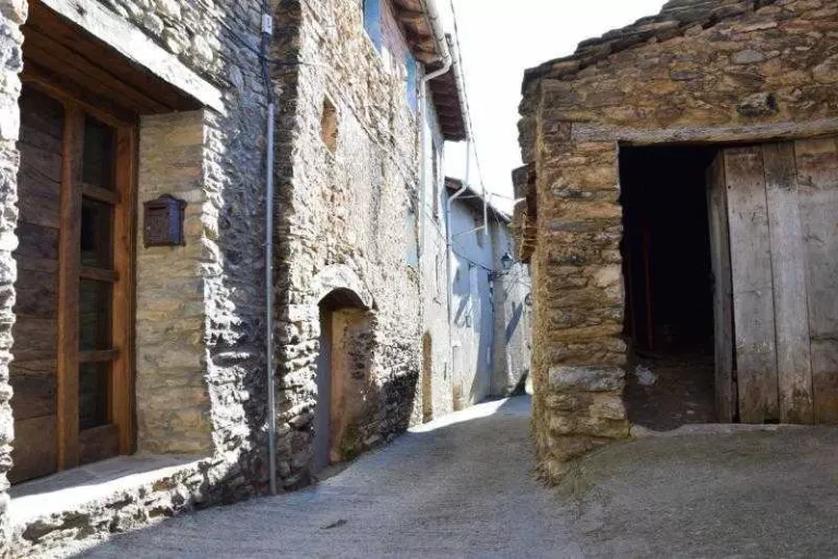 Estamariu amplia una via per al pas de vehicles d’emergència