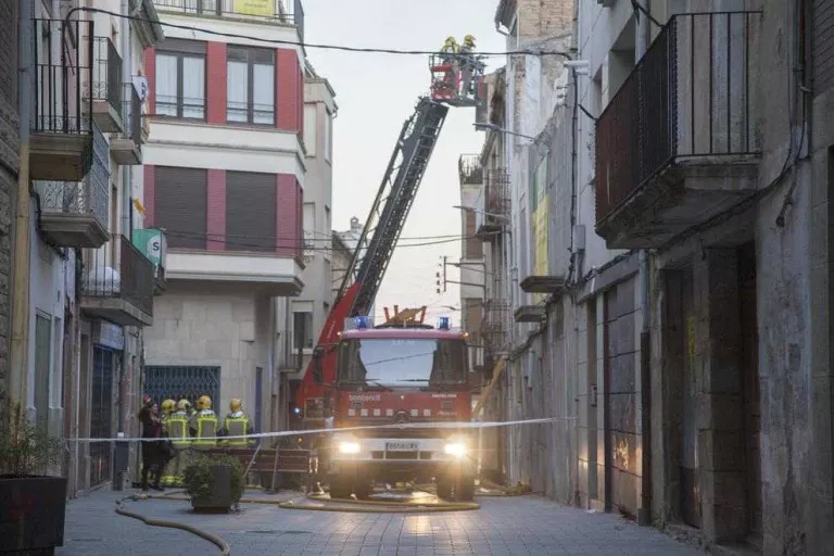 Ferit per cremades l'incendiar-se una casa okupada a Tàrrega