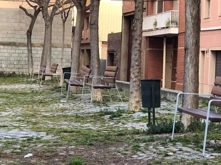 Demanen canviar llambordes “que causen caigudes” a la Bordeta