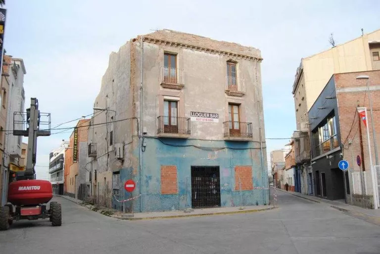 Enderroquen l'edifici de l'antic Bar Catalunya de Mollerussa