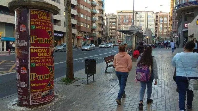 El Comú exigeix retirar de la via pública anuncis de prostíbuls