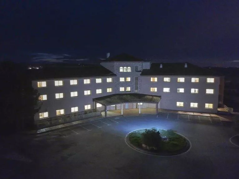 Obres per frenar la degradació de Masia Salat fins a obrir la residència