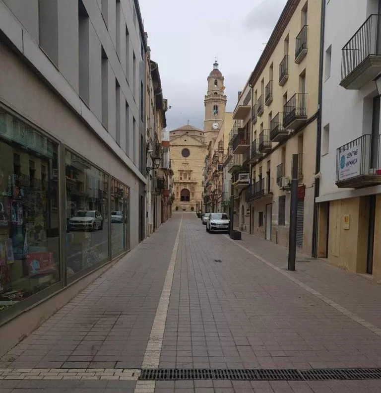 Les Borges instal·la pilones en dos carrers i prohibeix circular-hi