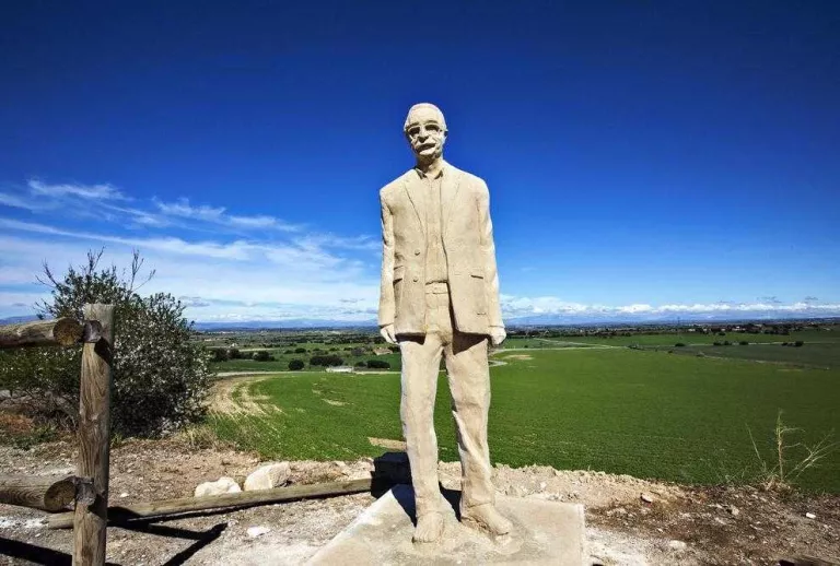 L’escultura de Manuel de Pedrolo ja presideix Aranyó