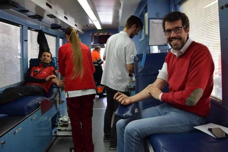 Els Bombers acompanyen els veïns de la Seu a donar sang