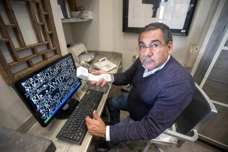 Veïns i comerços de Salmerón i Prat de la Riba, una setmana sense telèfon fix ni internet