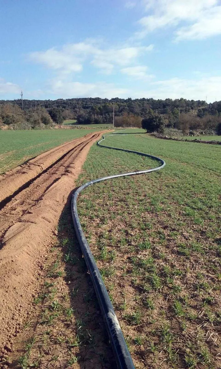 Obres a la conducció d'aigua de Torà a l'espera de la portada del Solsonès
