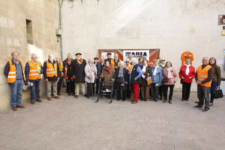 Reunió de la Marea Pensionista de Lleida davant de la Paeria