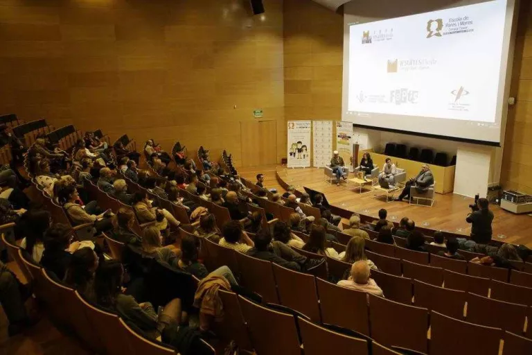 Un debat aporta llum al problema d'abusos a menors