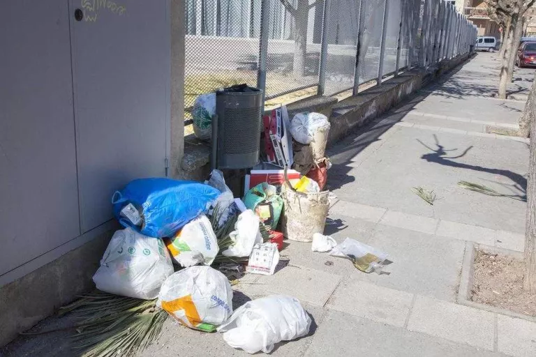 Veïns de Tàrrega continuen deixant les bosses de brossa a terra
