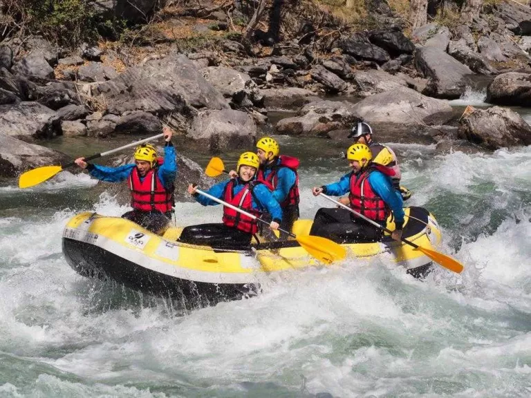 Esquí, aventura i arbres en flor atreuen milers de turistes al Pirineu i el pla