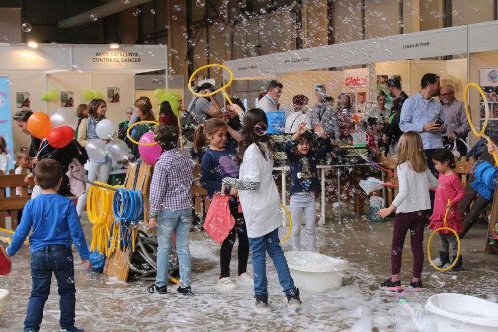 Centenars de persones visiten Petitàlia durant el primer dia