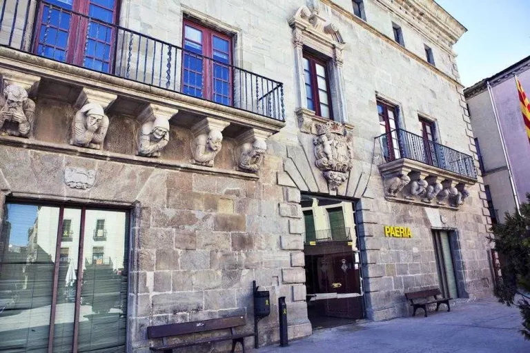 Encaputxats arranquen pancartes a Cervera i Corbins