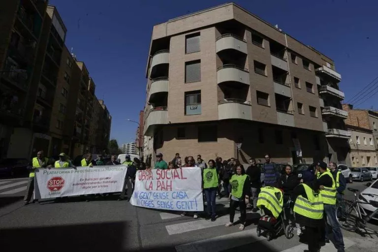 La PAH okupa el primer edifici sencer a Lleida propietat del "banc dolent"