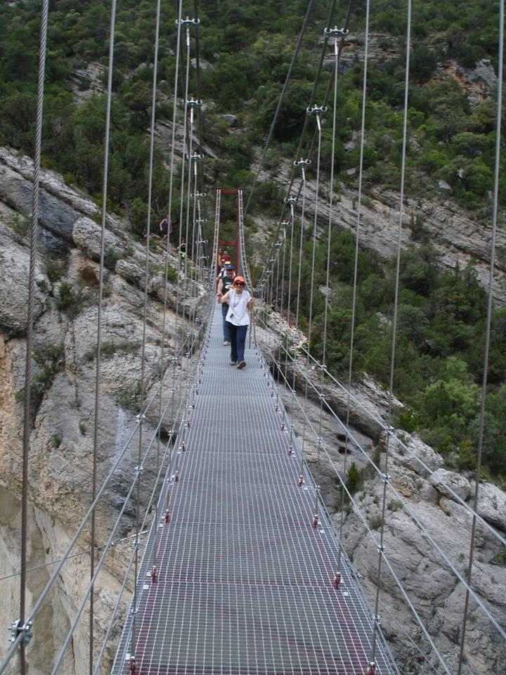 Centenars d’excursionistes tornen a creuar ja la passarel·la de Mont-rebei