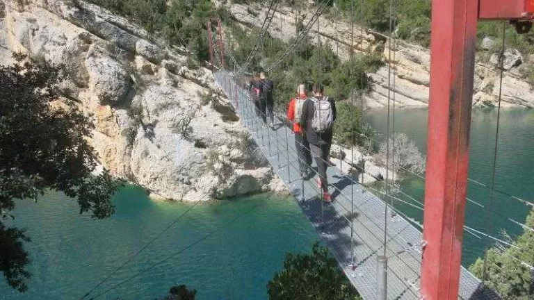 Els turistes reestrenen la passarel·la de Mont-rebei