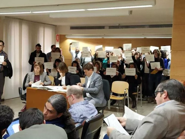 Protesta de treballadors del Segrià durant el ple