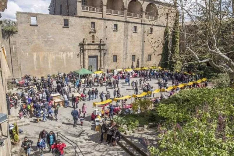 Desenes de productors venen mel a la fira de Riner