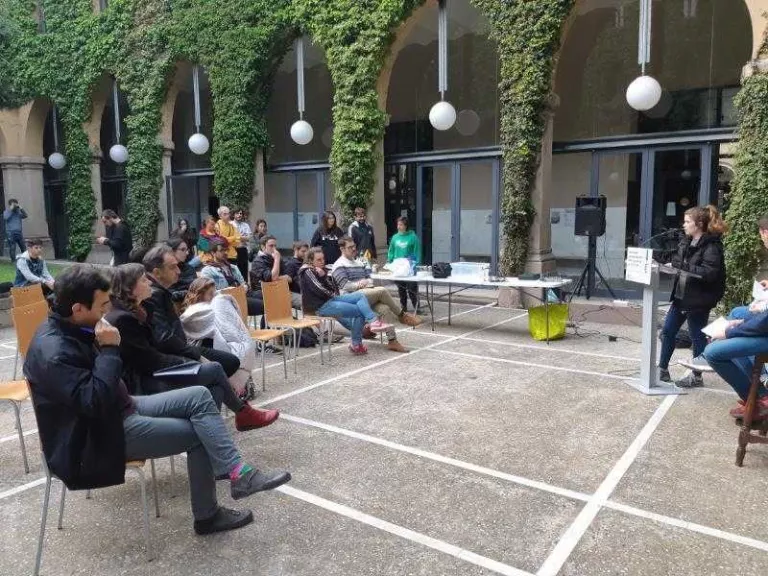 Recollides 25.000 firmes per obligar per llei a rebaixar les taxes