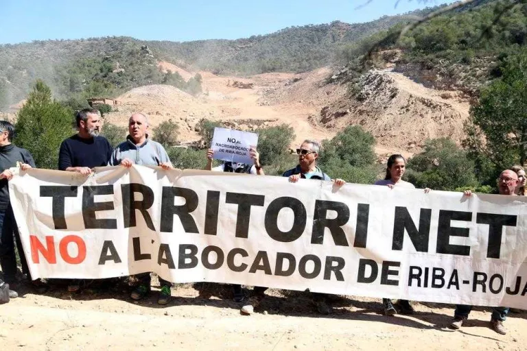 Més de 150 persones exigeixen parar les obres a l’abocador de Riba-roja