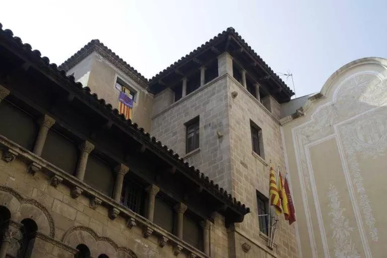 Els Mossos retiren els llaços del despatx de la Crida a la Paeria