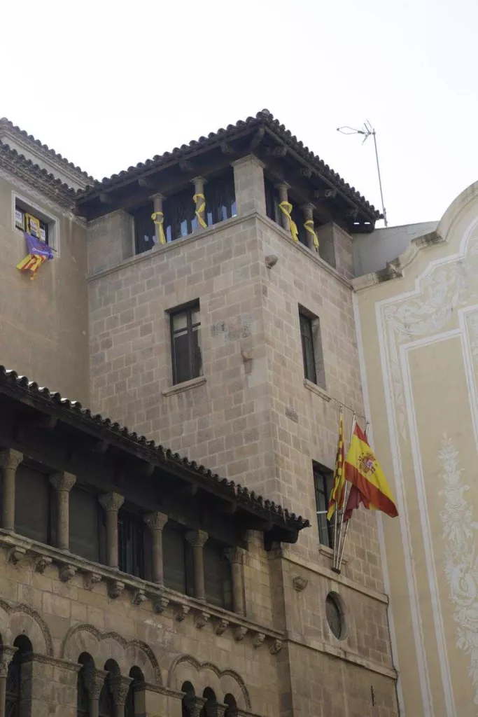 Els Mossos retiren els llaços del despatx de la Crida a la Paeria