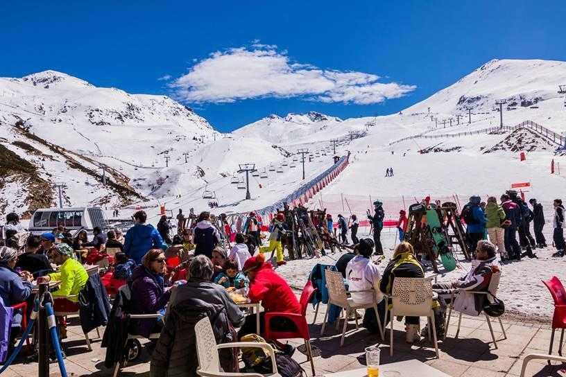 Milers de turistes el penúltim dissabte de la temporada d’esquí