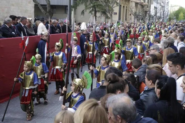 Fidels a la processó dels Dolors