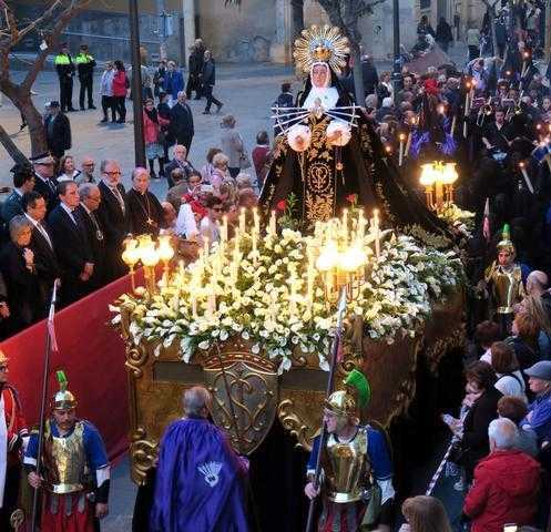 Fidels a la processó dels Dolors
