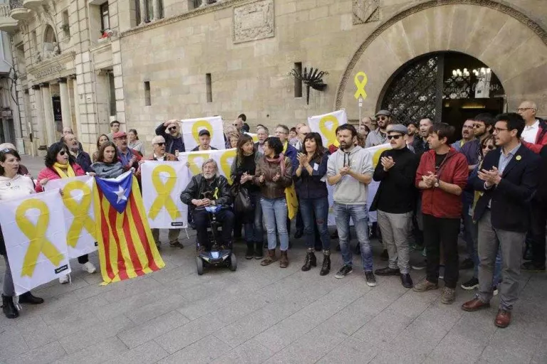 La Crida coresponsabilitza l’alcalde de treure llaços